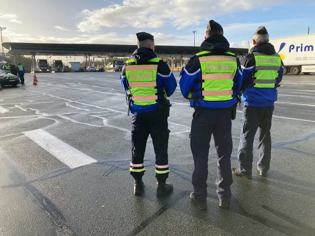 Gendarmes et douaniers contrôlaient les véhicules sur le péage de l'A10 ce 22 novembre