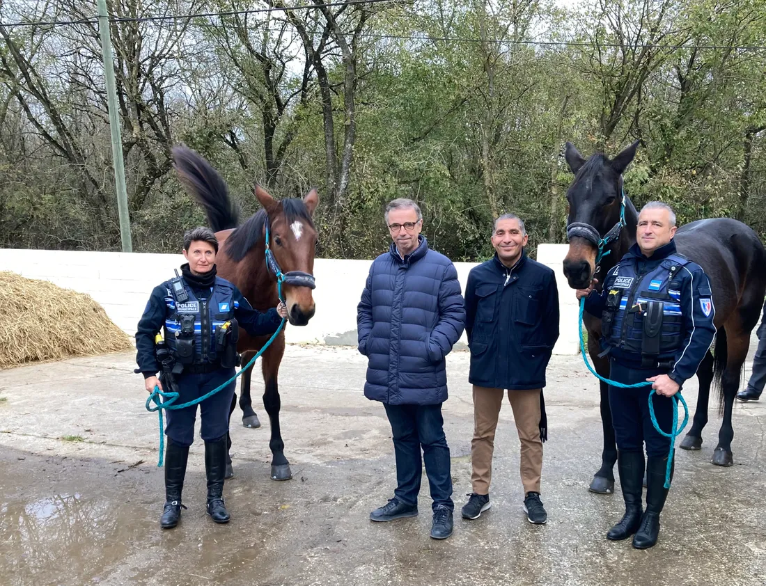 Pierre Hurmic et Amine Smihi entourés de deux policiers municipaux de la Brigade équestre bordelaise