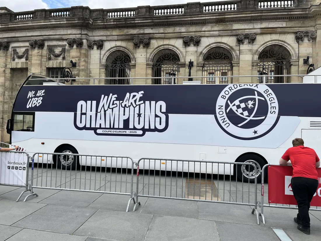 Le bus à impériale prévu pour l'occasion