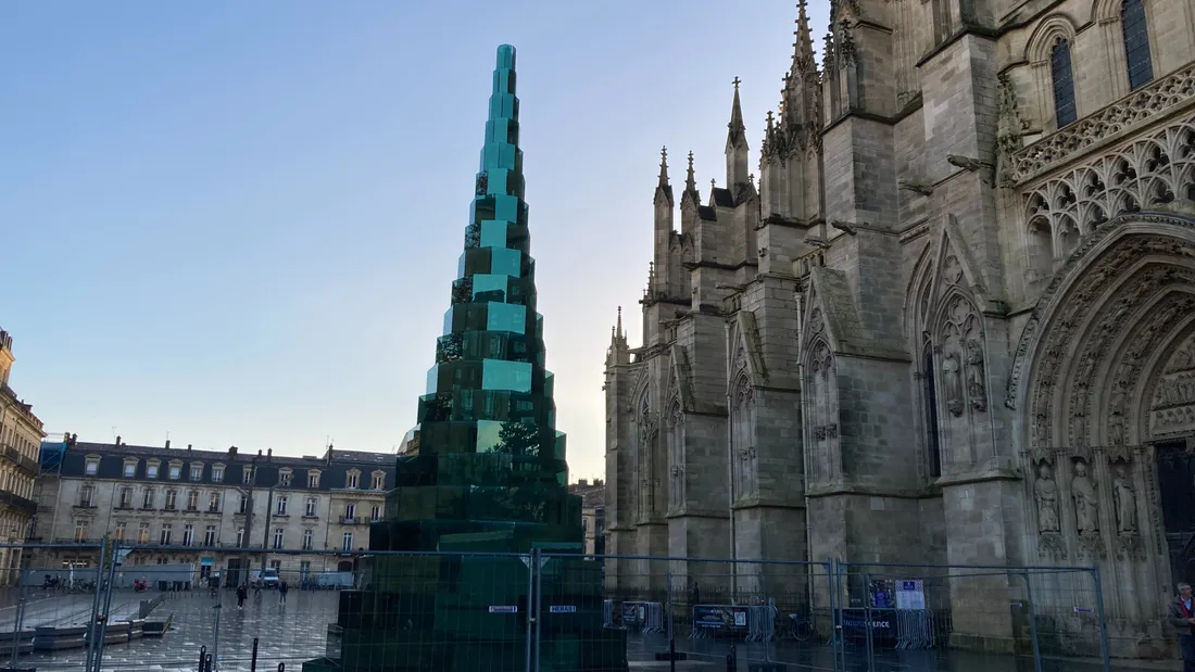 Le sapin de verre de la ville de Bordeaux a été installé