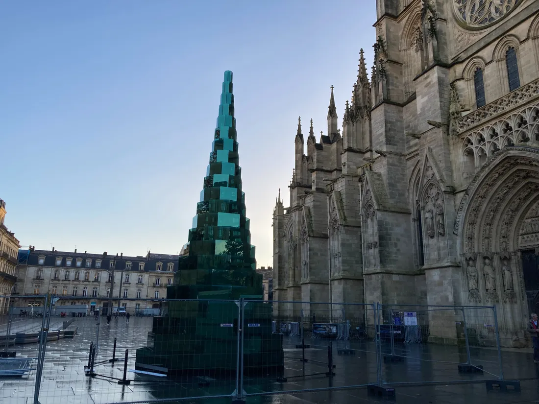 Le sapin de verre de la ville de Bordeaux a été installé