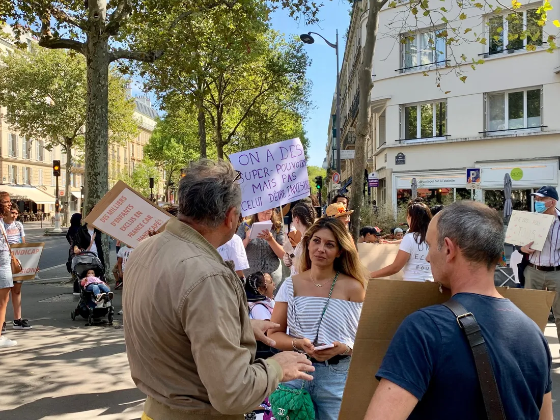 Mona Jafarian, organisatrice de la manifestation, échange avec des parents.