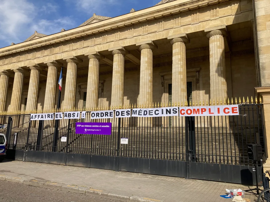 Deux collectifs étaient mobilisés devant le Palais de justice de Bordeaux ce lundi midi