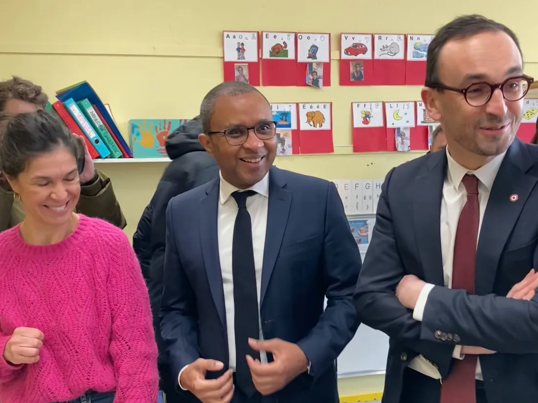 Thomas Cazenave, à droite, lors de la visite de Pap Ndiaye dans une école, en mars dernier