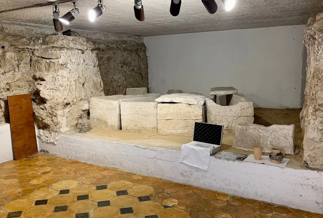 4 tombeaux mérovingiens situés sous l'église Saint-Lucien, et des inscriptions gravées sur le front.