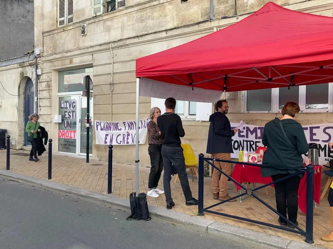 Piquet de grève devant le local bordelais du Planning Familial 33, ce lundi 13 mars