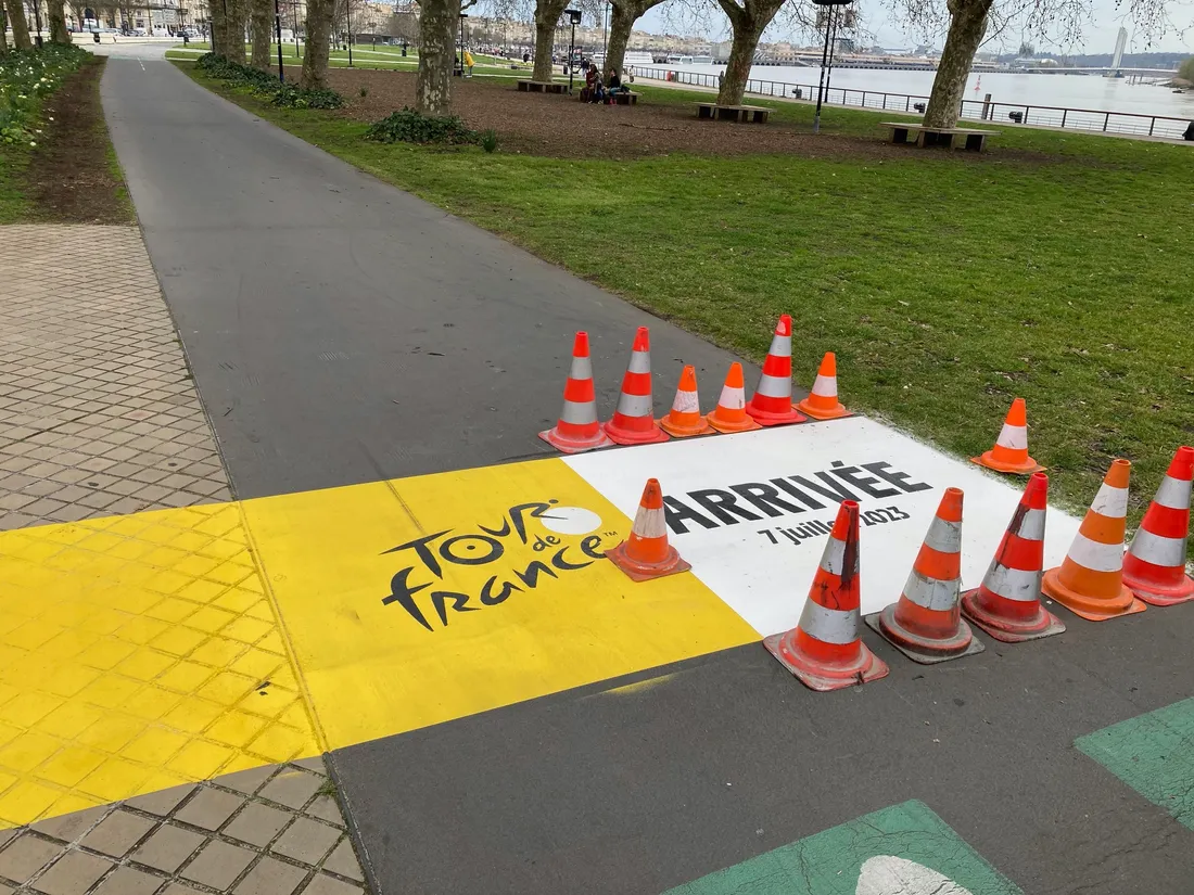 La ligne d'arrivée du Tour de France a été tracée face aux Quinconces
