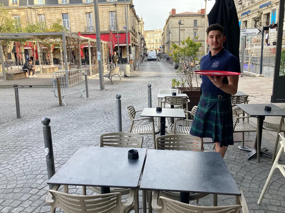 Gaetan, responsable du Pub Saint Aubin à la Victoire, à l'endroit où se trouvait le couple