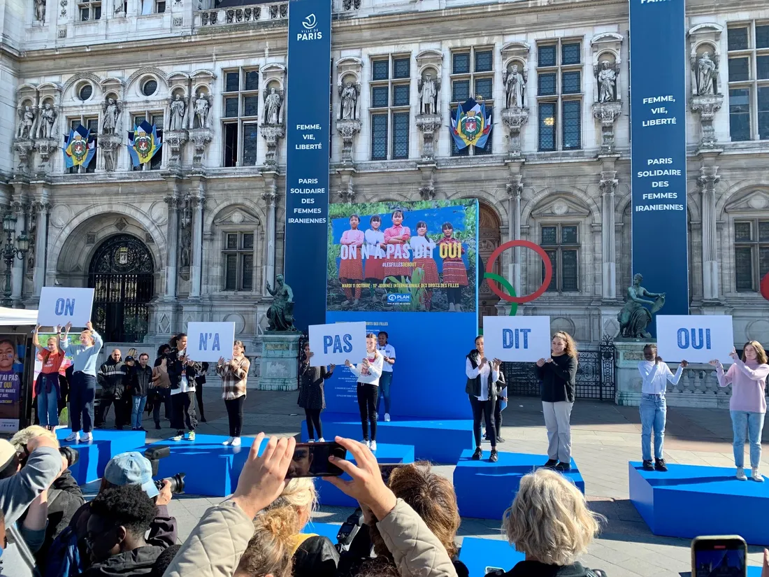 « On n'a pas dit oui ! » , slogan affiché ce mardi 11 octobre devant l’Hôtel de Ville de Paris.