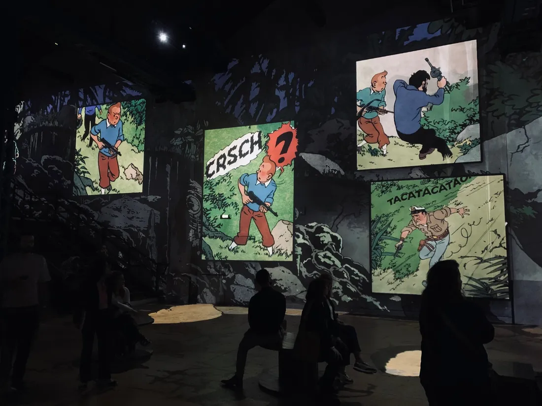Des planches issues de "Vol 714 pour Sidney" projetées à l'Atelier des Lumières.
