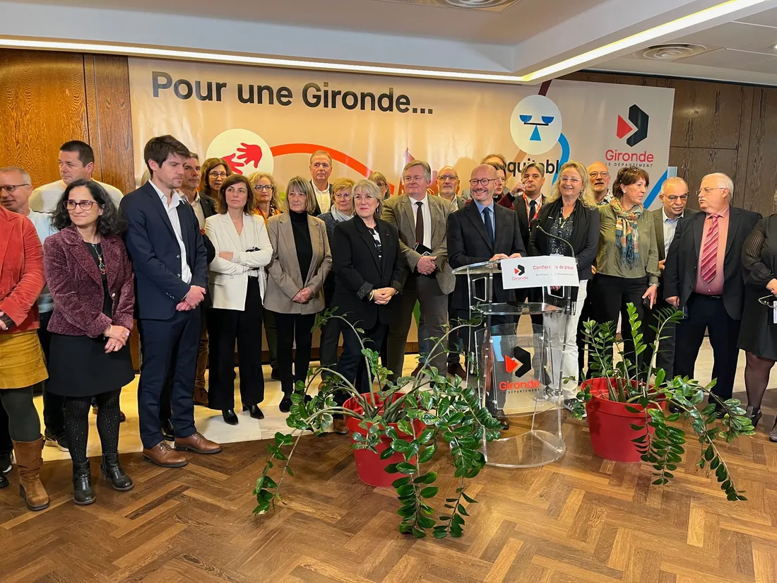 Le président du Département de Gironde Jean-Luc Gleyze accompagné de ses conseillers départementaux