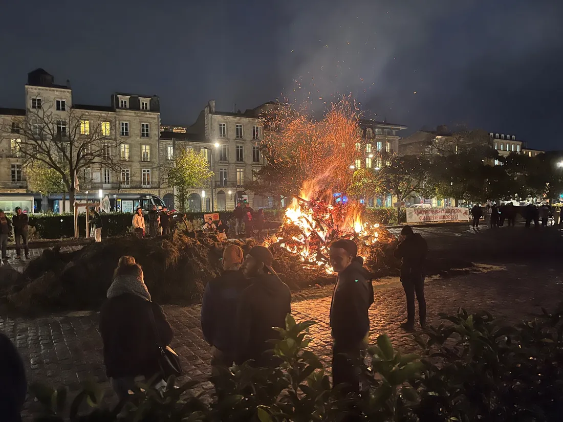 La FNSEA et les Jeunes Agriculteurs de Gironde ont allumé ce lundi soir le "feu de la colère"