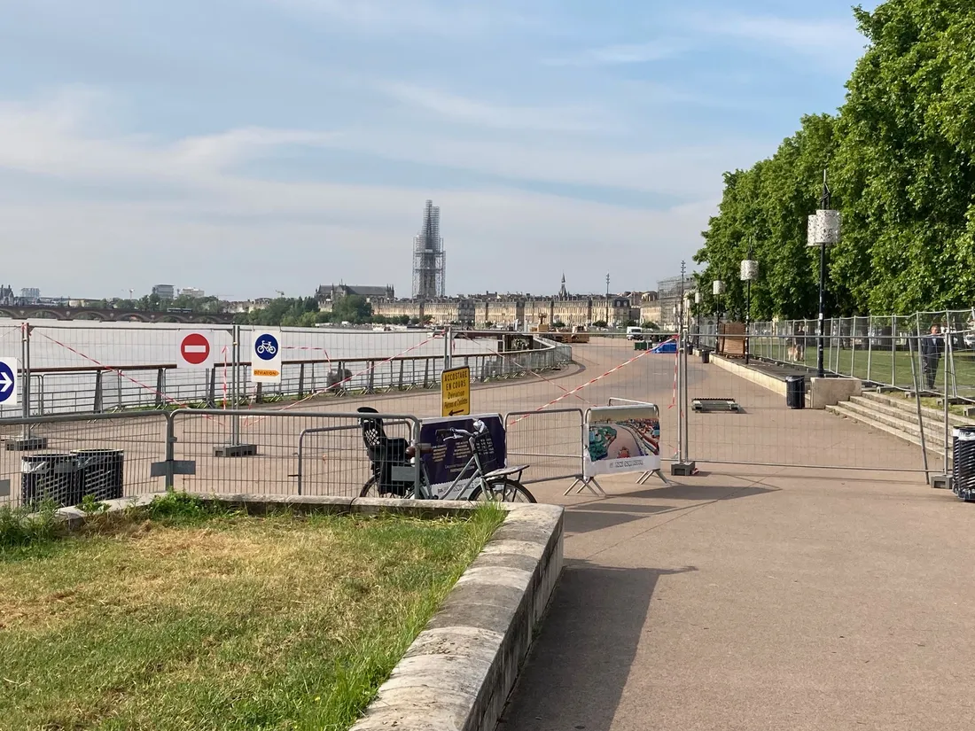 Des barrières ont été installées sur les quais de Bordeaux