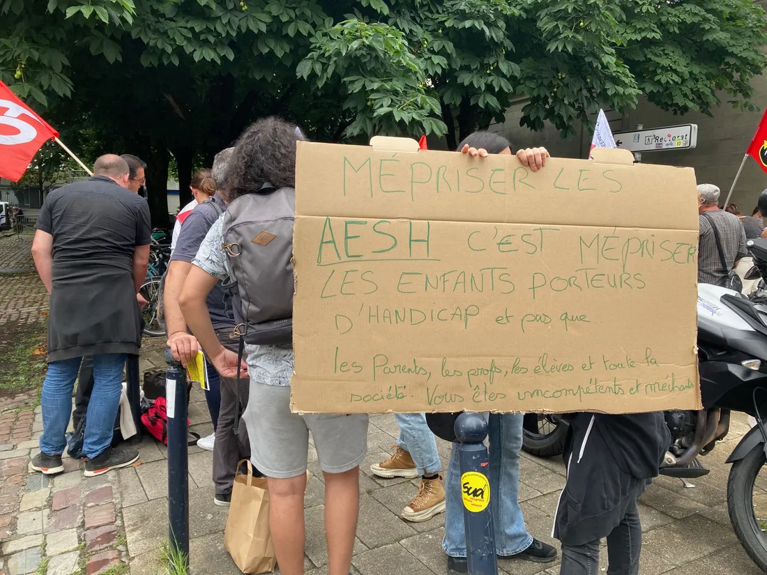 Les AESH de Gironde étaient, ce mardi midi, réunis devant le Rectorat de Bordeaux