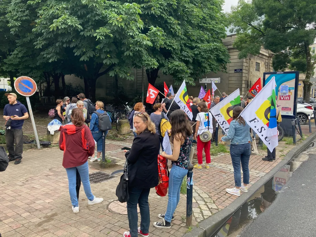 Pas moins de 60 personnes, principalement des AESH, se sont mobilisées devant le Rectorat à Bordeaux