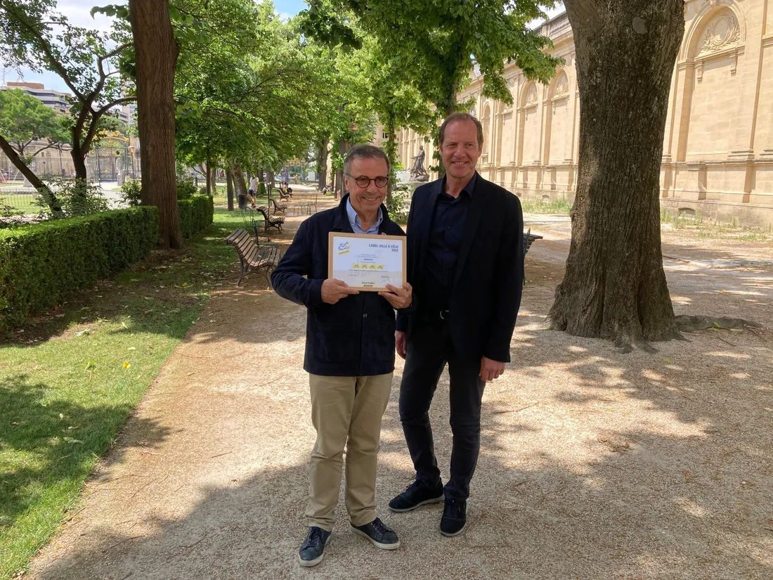 Christian Prudhomme a remis le label "Ville à Vélo" au maire de Bordeaux, Pierre Hurmic