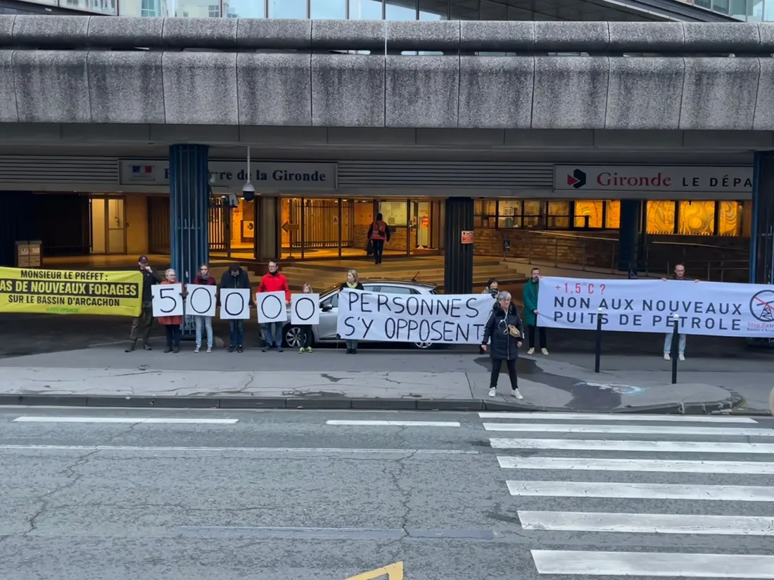 Mobilisation devant la Préfecture de Gironde pour le collectif Stop Pétrole Bassin d'Arcachon