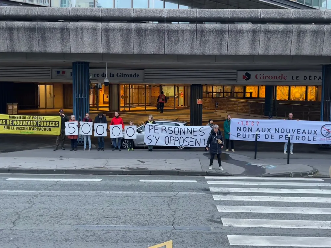 Mobilisation devant la Préfecture de Gironde pour le collectif Stop Pétrole Bassin d'Arcachon
