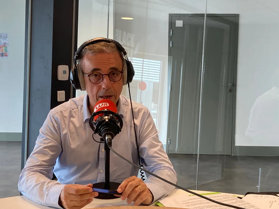 Le maire de Bordeaux, Pierre Hurmic dans les studios de Wit fm
