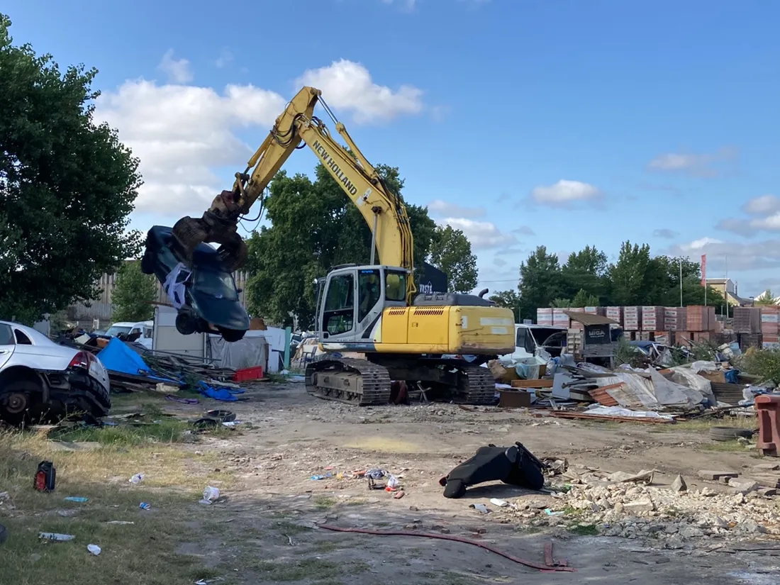 Les bulldozers en action dès mercredi matin pour nettoyer le bidonville de Brazza