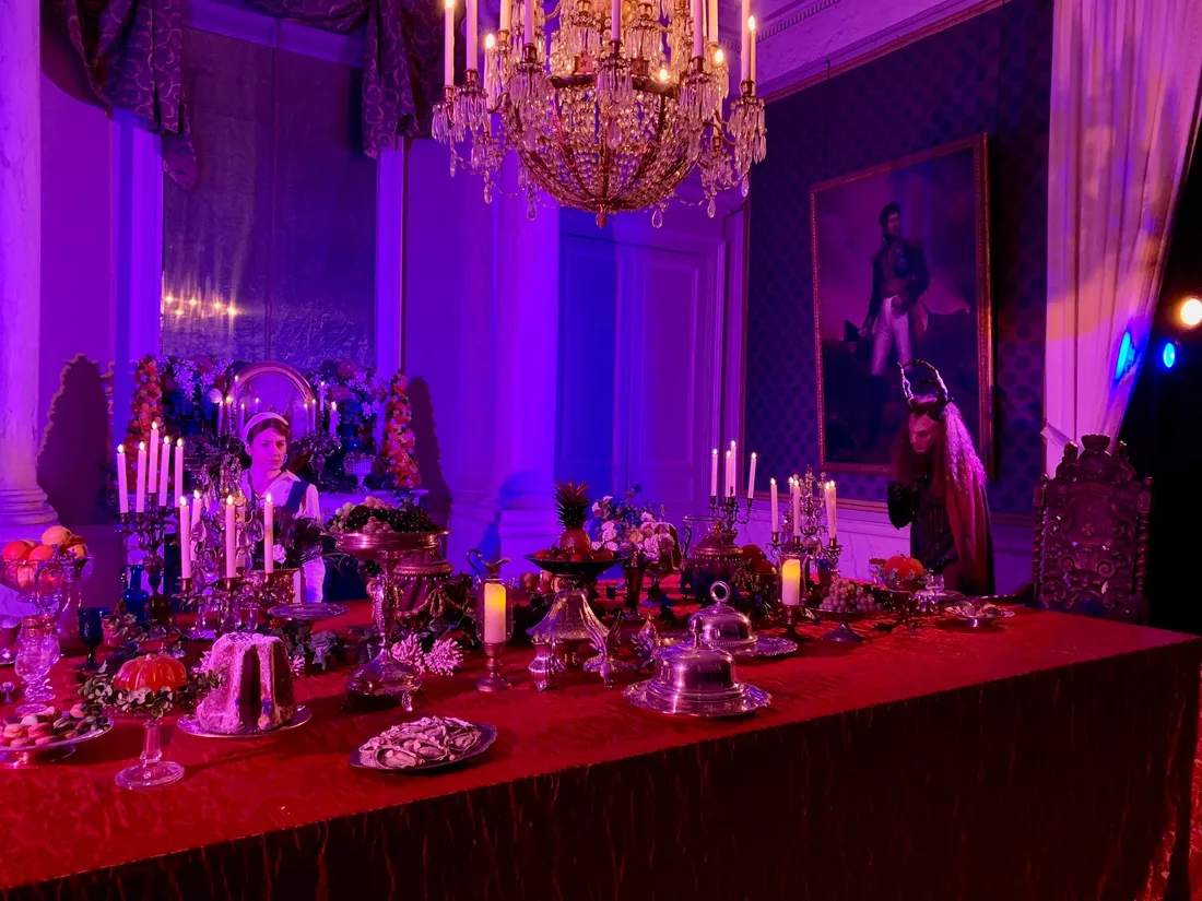 Belle se voit offrir un festin par la Bête au cœur du château de Maisons-Laffitte (Yvelines).