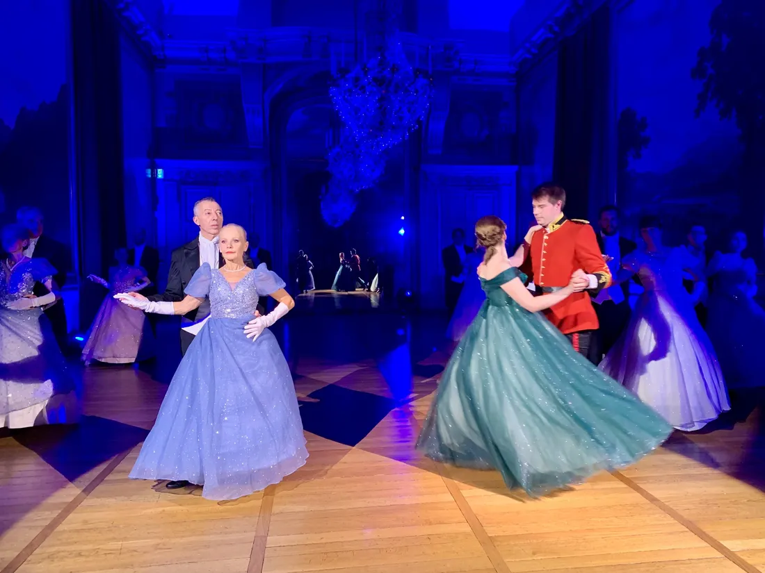 Belle dansant avec la Bête redevenue prince avec d'autres personnages du château.