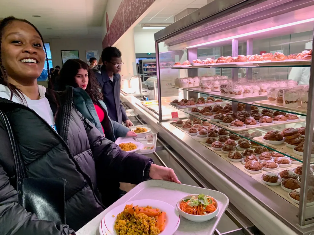 Des étudiants de l'université Paris 8 choisissent les plats de la cheffe étoilée Julia Sedefdjian.