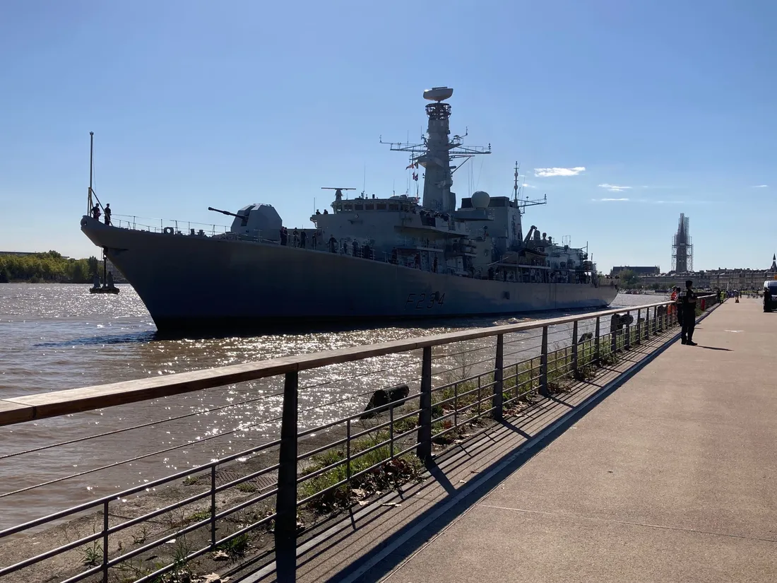 Le bateau de la Royal Navy, le Iron Duke, précède la venue du roi Charles III.