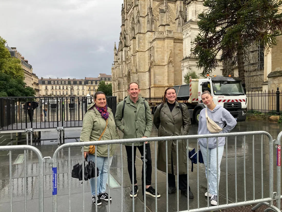 Virginie, Florian, Camille et Clara sont arrivés tôt place Pey Berland pour être bien placés