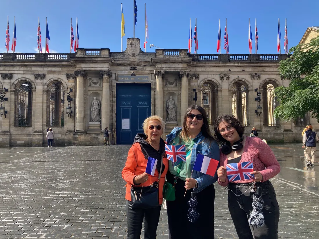 Manon, Emma et Annick ont eu la chance de serrer la main du couple royal place Pey Berland