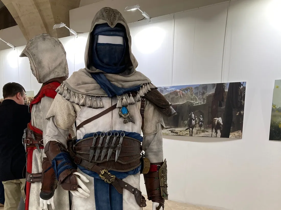 Costumes, vidéos mais aussi concept art d'Assassin's Creed Mirage sont exposés Cour Mably à Bordeaux