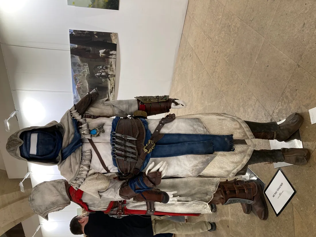 Costumes, vidéos mais aussi concept art d'Assassin's Creed Mirage sont exposés Cour Mably à Bordeaux
