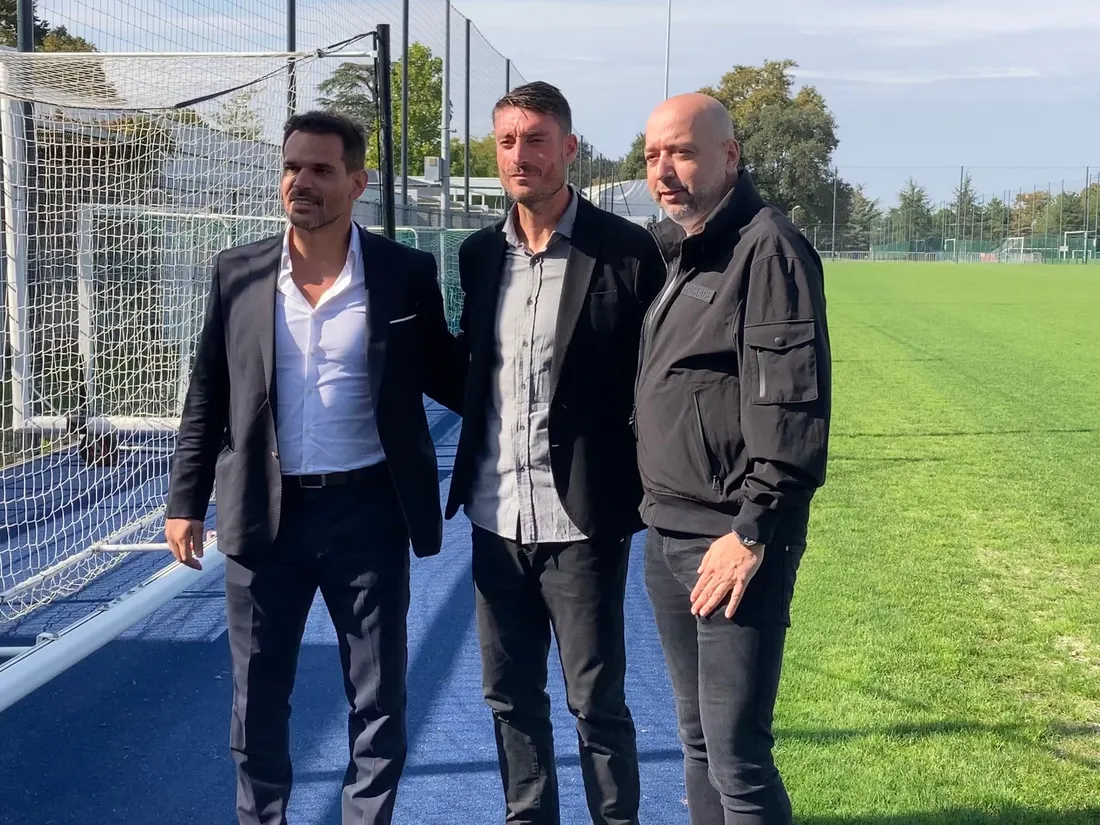 Albert Riera (au milieu) entouré de du président et le directeur sportif des Girondins