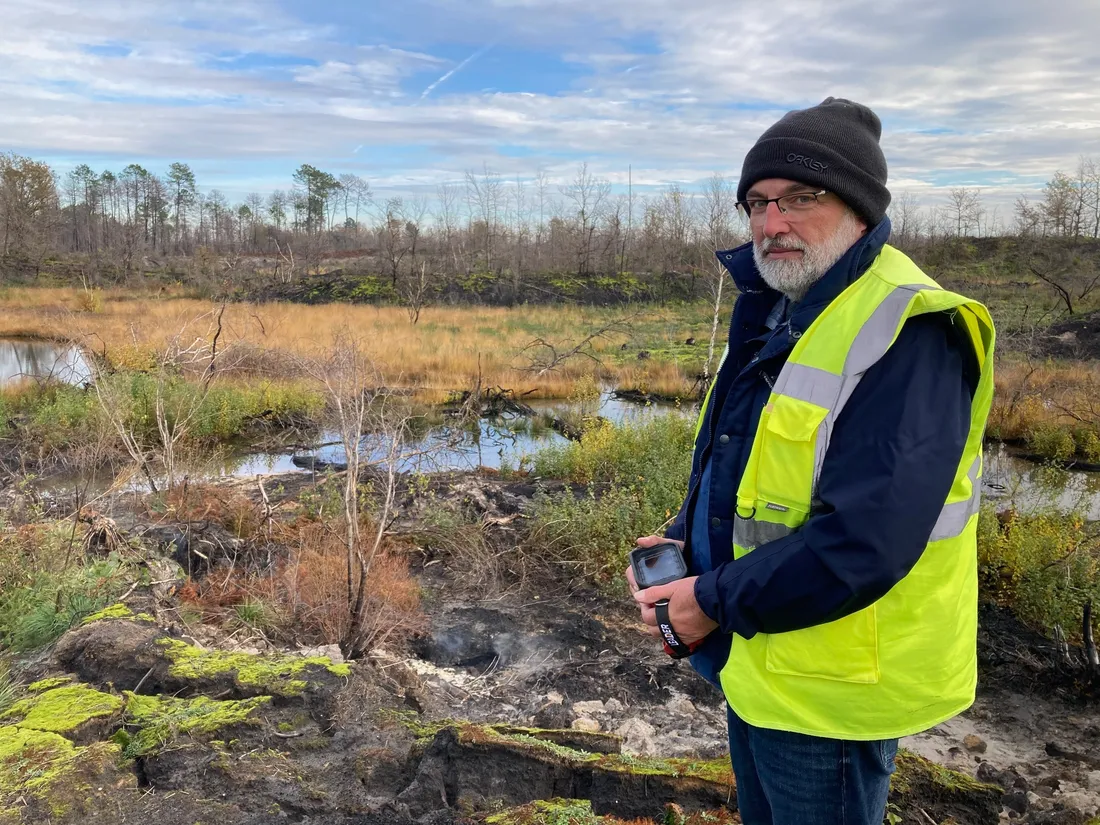Franck Uteau, ingénieur environnement au Département de Gironde surveille la combustion de linite