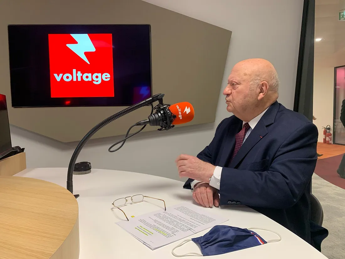 André Santini, maire d'Issy-les-Moulineaux, dans les studios de Voltage.
