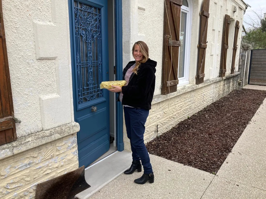 Olympe vient apporter un repas à une jeune maman