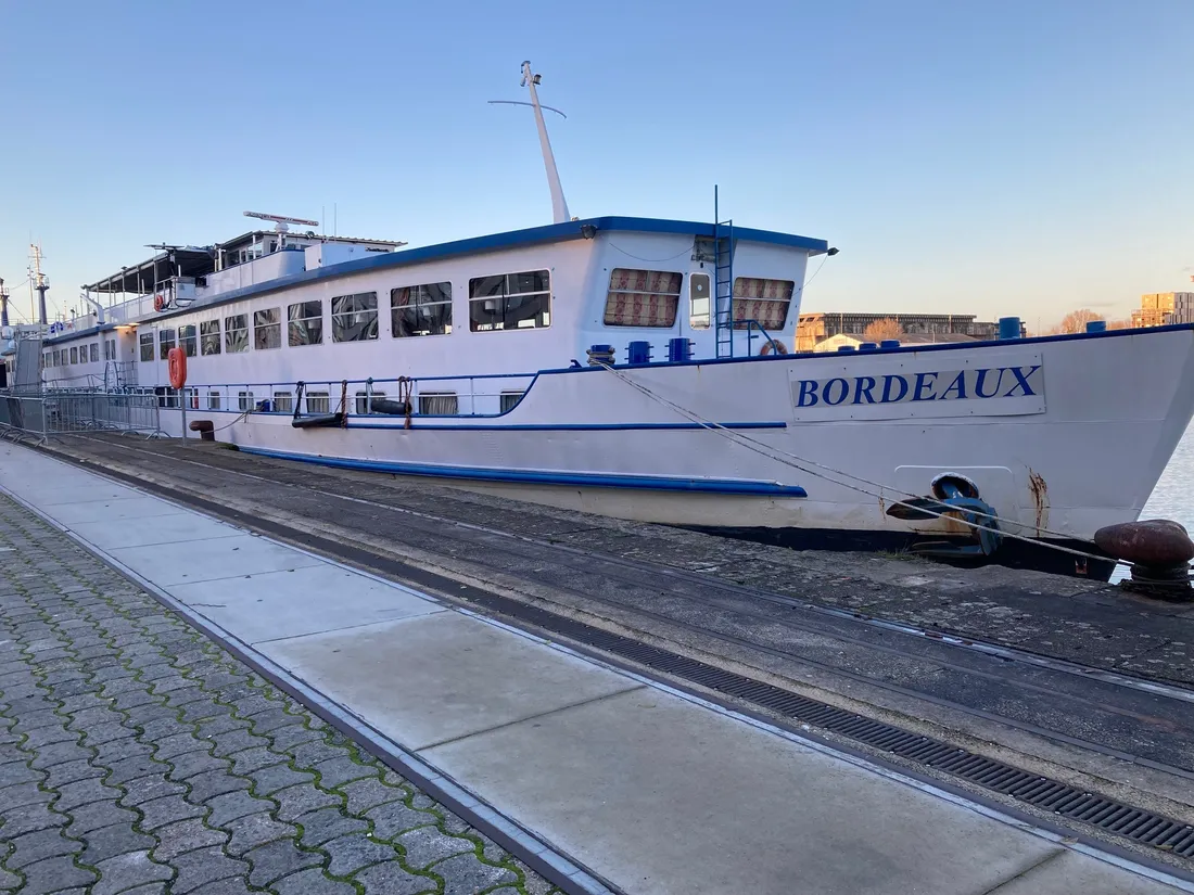 Le MS Bordeaux, stationné aux Bassins à flot, accueille chaque soir une centaine de personnes