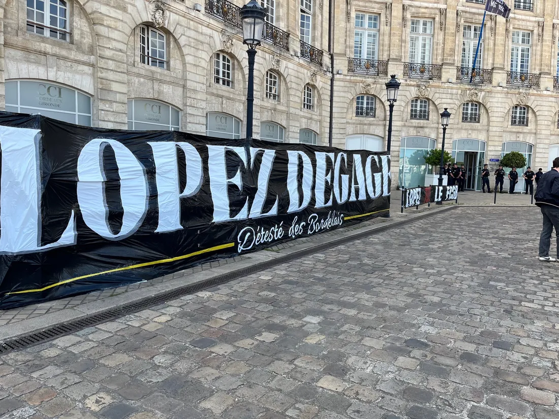 Le club de supporters North Gate a déposé une banderole devant le tribunal de Commerce de Bordeaux