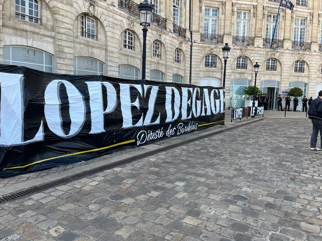 Le club de supporters North Gate a déposé une banderole devant le tribunal de Commerce de Bordeaux