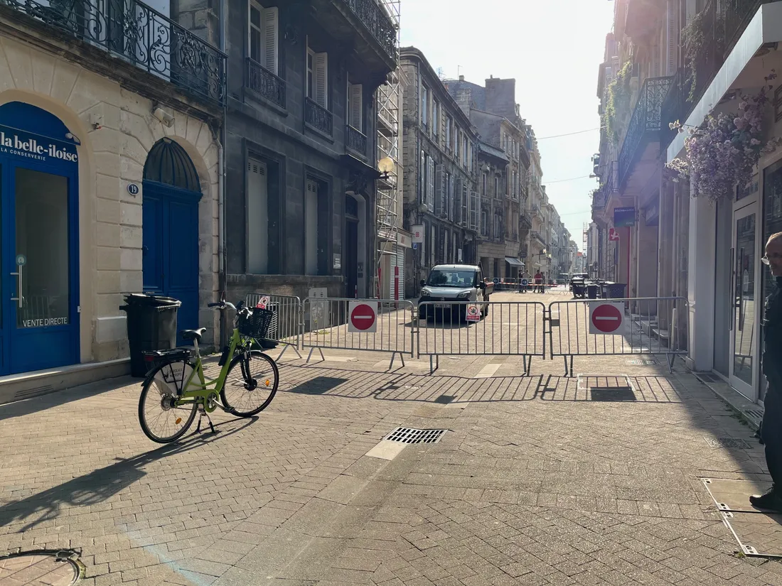 Une cheminée (sur la gauche de la photo) menace de s'effondrer rue des Trois-Conils à Bordeaux