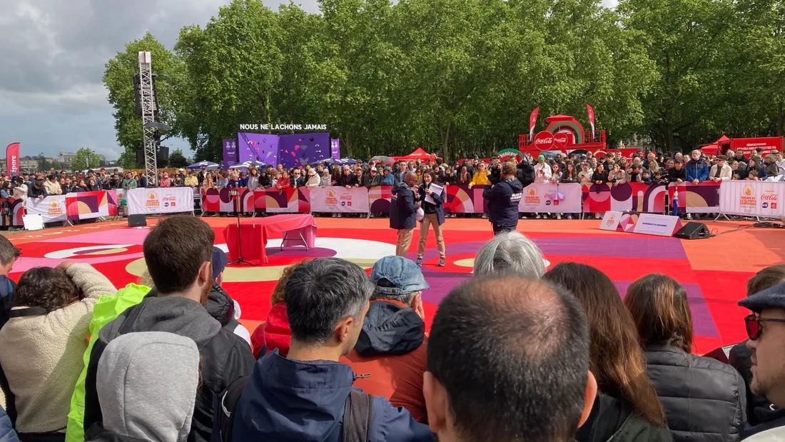 Place des Quinconces, les animations sont nombreuses dans le village du relais de la flamme