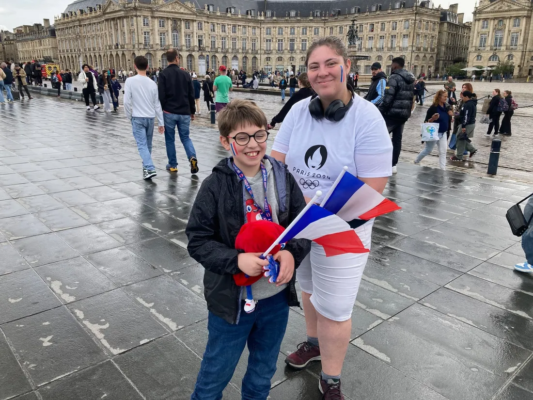 Antoine et Amélie attendaient la flamme Place de la Bourse