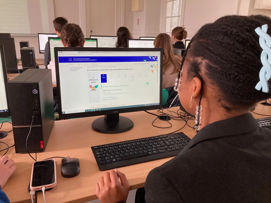 Des élèves de terminale au Lycée Gustave Eiffel en plein entrainement sur Parcoursup