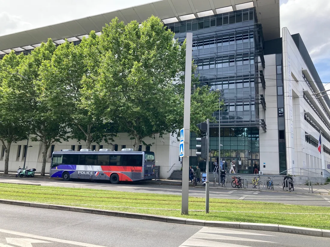Ce commissariat mobile est installé face à l'Hôtel de police de Bordeaux