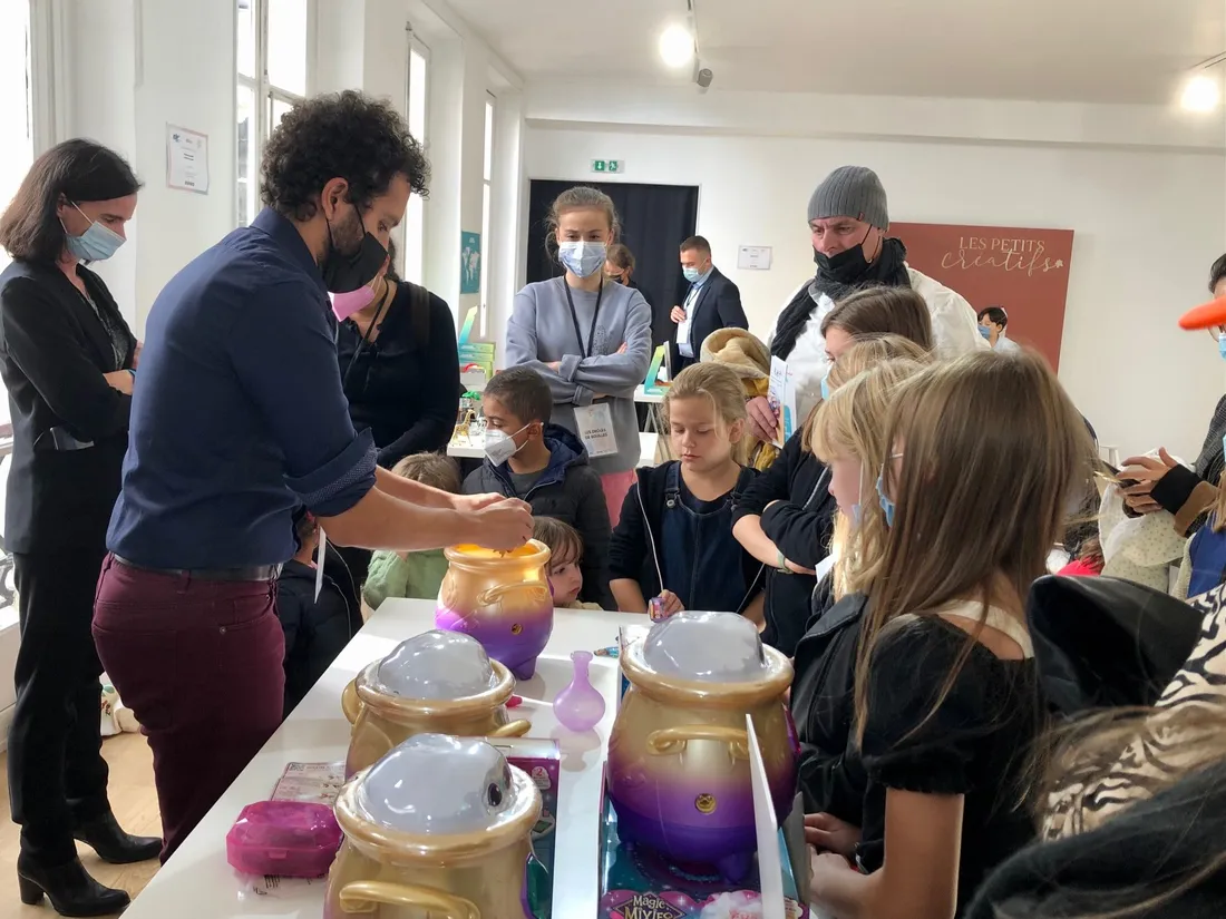 Les enfants assistent à une démonstration du chaudron Magic Mixies.