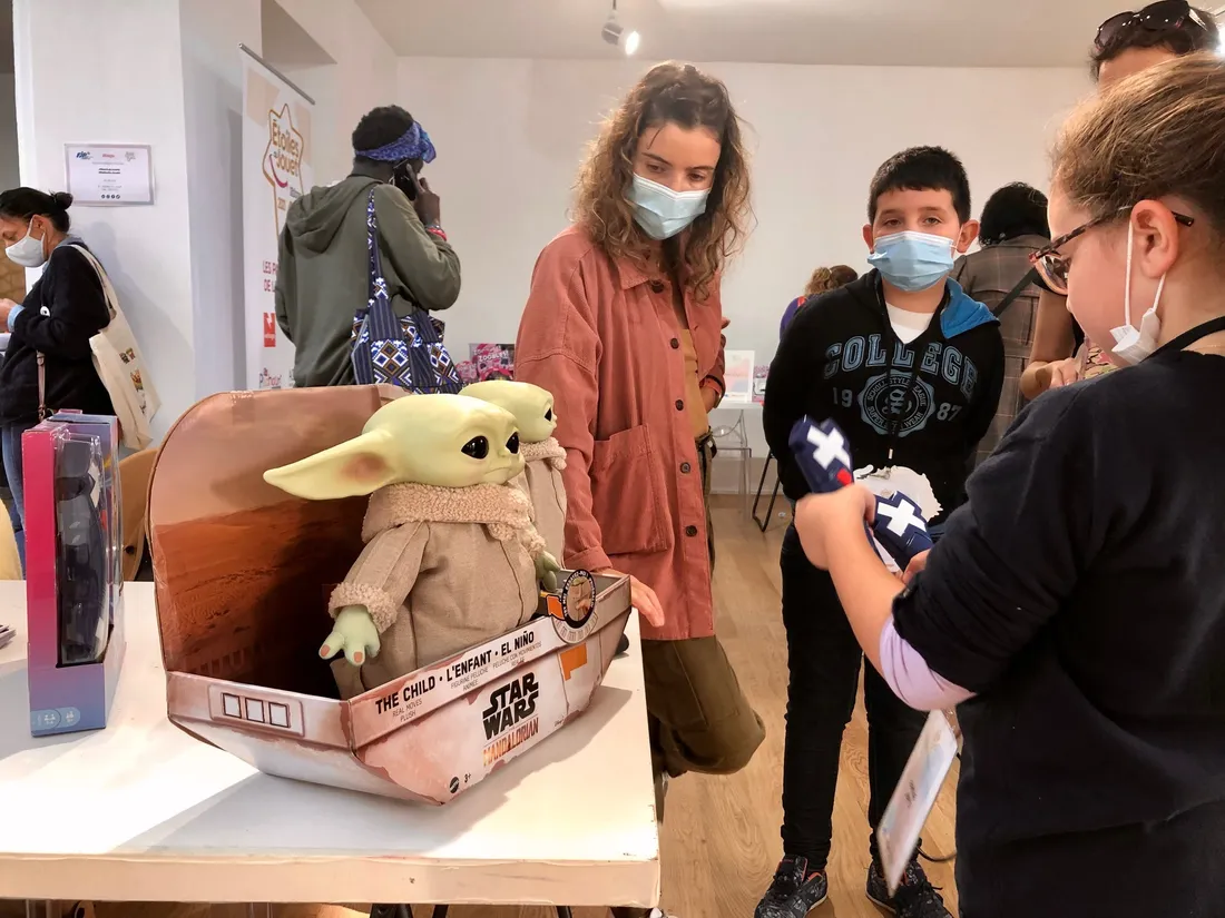 Le stand Mattel présente le bébé Yoda qui joue à cache-cache.