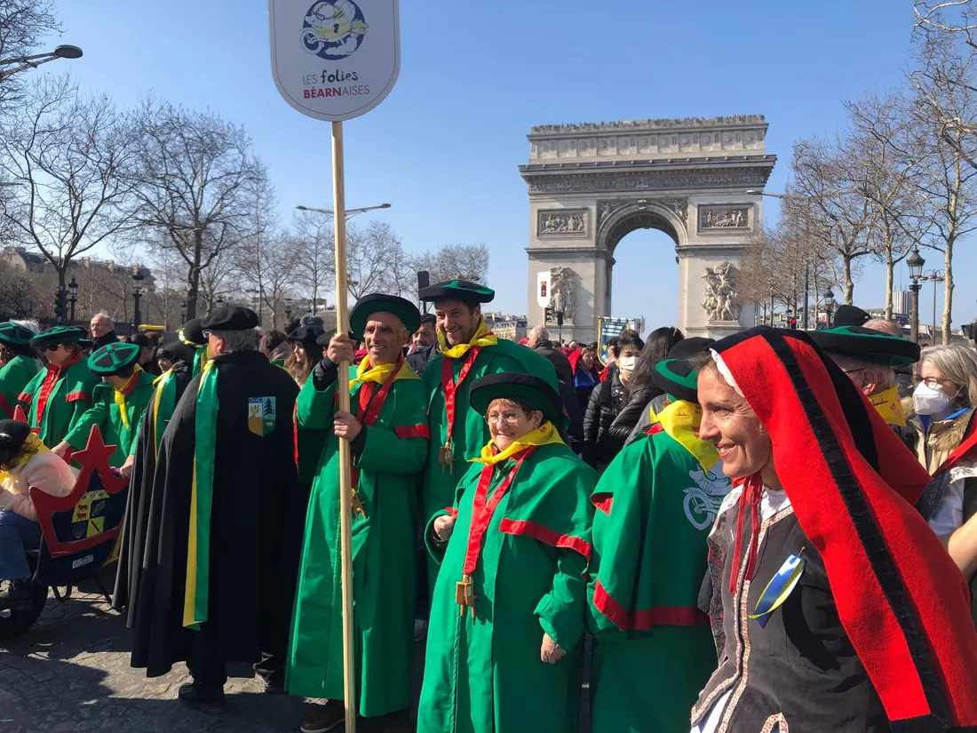 Des personnes en costumes traditionnels béarnais sur les Champs-Élysées.