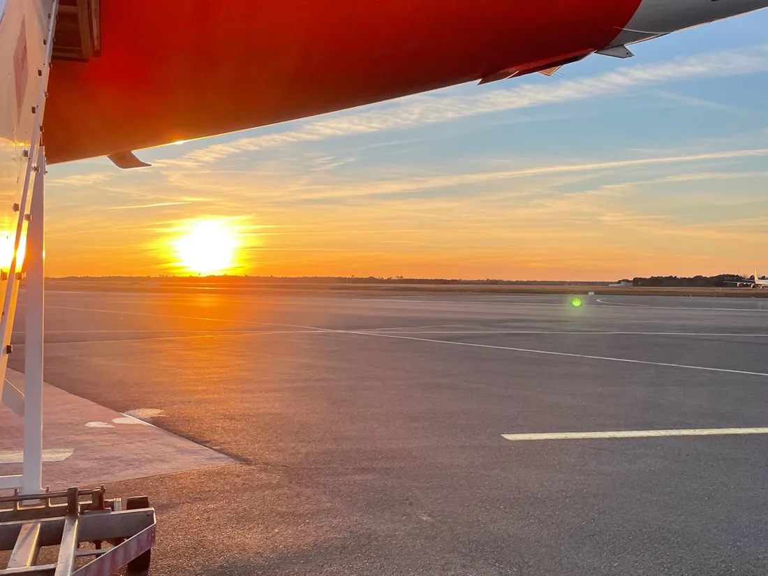 Un coucher de soleil sur le tarmac de l'aéroport Bordeaux-Mérignac