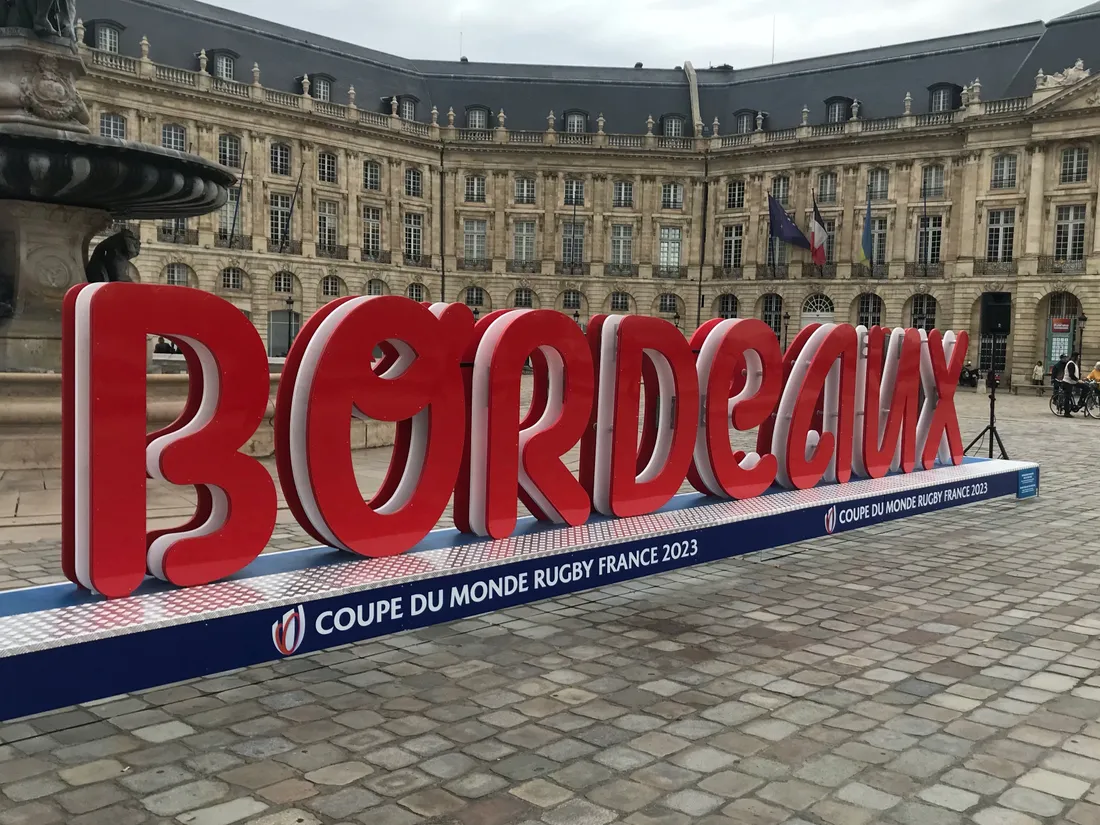 Un totem, spécial Mondial de rugby 2023, est installé place de la Bourse à Bordeaux