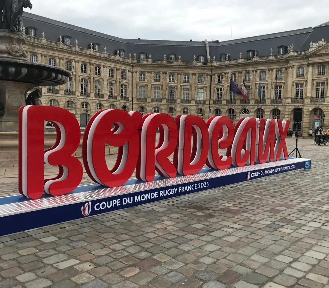 Un totem, spécial Mondial de rugby 2023, est installé place de la Bourse à Bordeaux